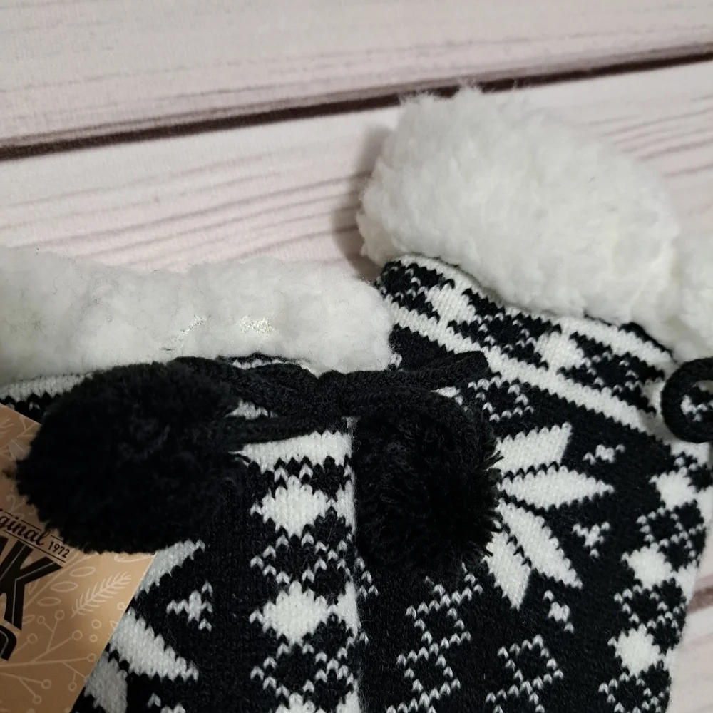 Muk Luks Black and White Cabin Socks L/XL 8-10